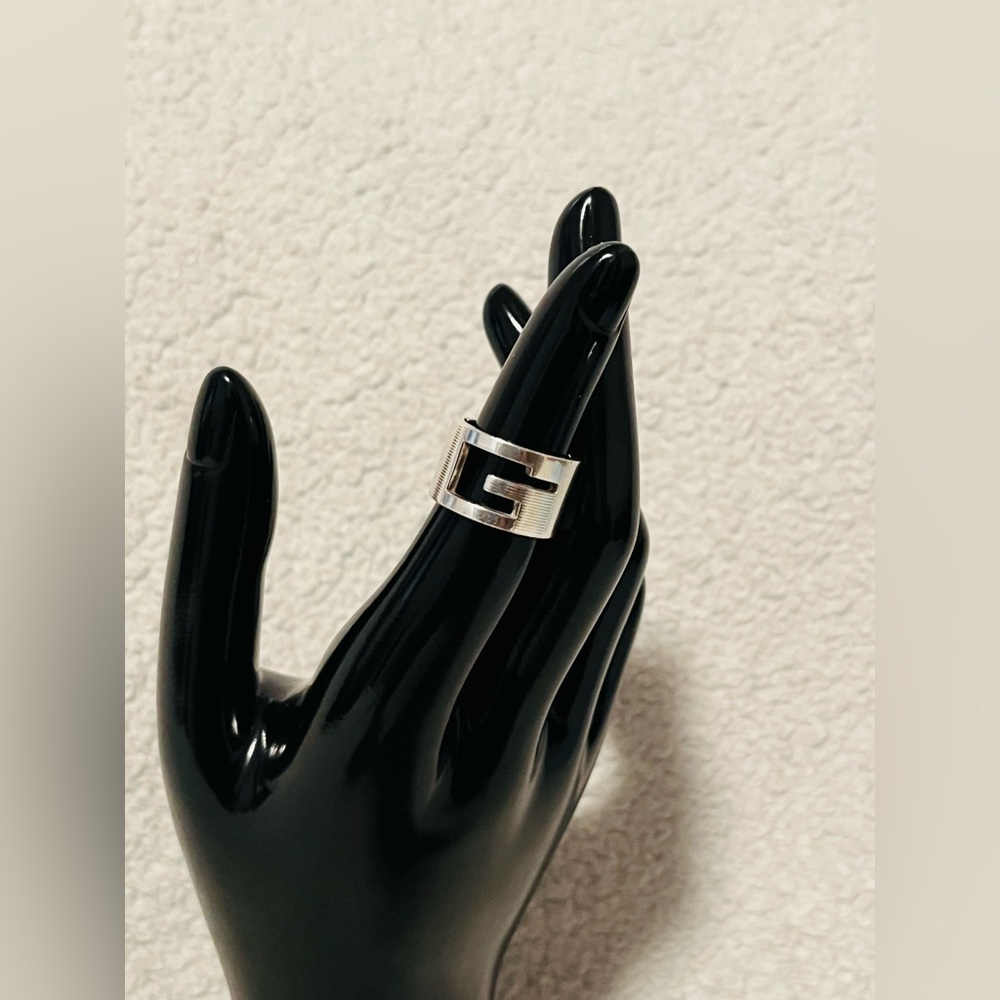 Gucci Cutout G Thick Band Silver Ring - Picture 2 of 11